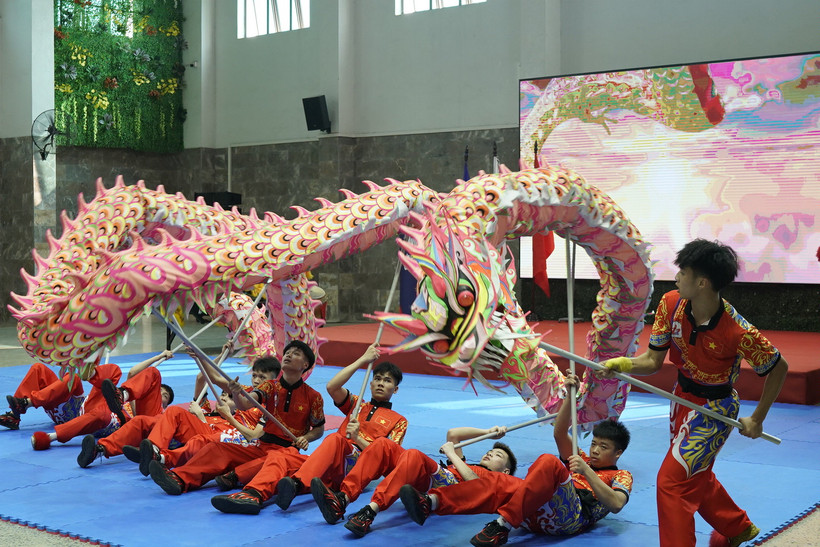 Màn biểu diễn múa rồng của học sinh trường IVS