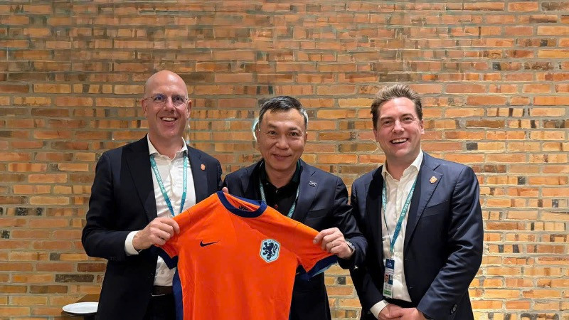 Chủ tịch VFF Trần Quốc Tuấn (giữa) và Tổng Thư ký Liên đoàn Bóng đá Hà Lan Gijs de Jong (trái).