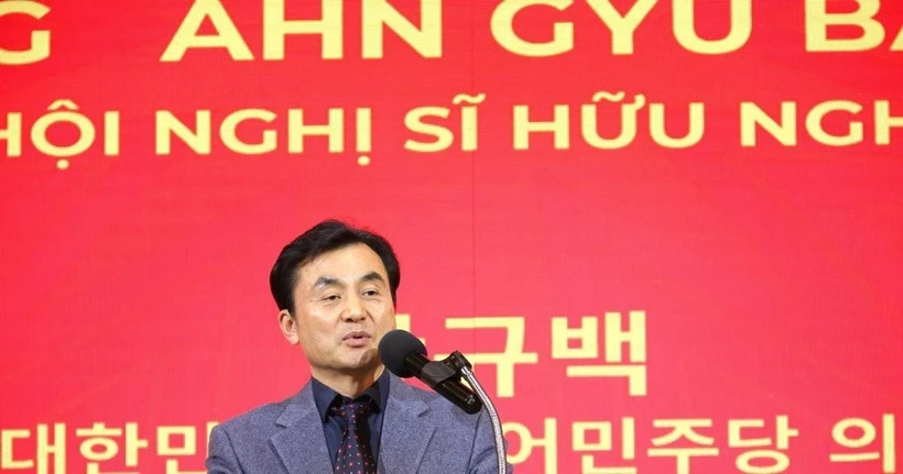 Nghị sĩ Ahn Gyu Bach, Chủ tịch hội nghị sĩ hữu nghị Hàn Việt, phát biểu chúc mừng Tết người Việt Xuân Quê hương 2025. (Ảnh: Đức Thắng/TTXVN)