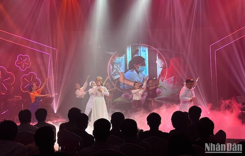 Các nghệ sĩ Nhà hát Trưng Vương biểu diễn các tiết mục đặc sắc trong chương trình. 