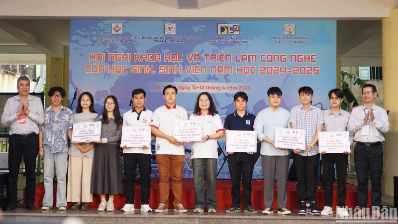 Các nhóm đề tài nghiên cứu khoa học xuất sắc vượt qua các vòng thi, giành giải thưởng tại BKDN Techshow. (Ảnh: ANH ĐÀO)