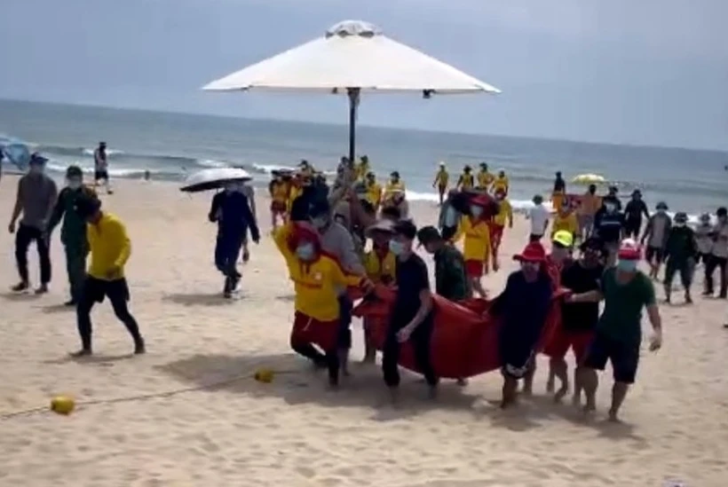 Lực lượng chức năng đưa thi thể nạn nhân lên bờ. Ảnh H.G