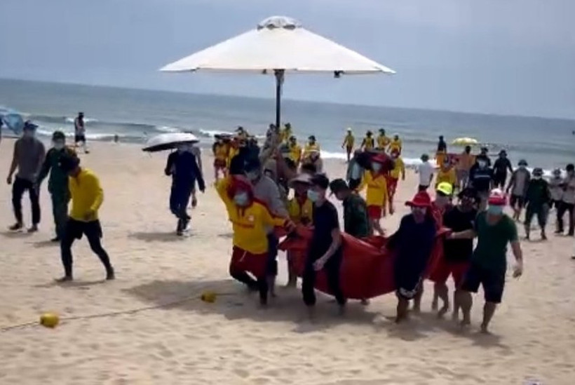 Lực lượng chức năng đưa thi thể nạn nhân lên bờ. Ảnh H.G