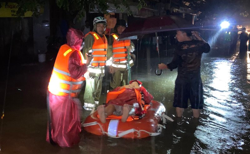 Lực lượng chức năng Đà Nẵng sơ tán dân vùng ngập lũ khu vực đường Mẹ Suốt.