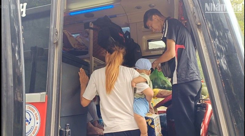 Anh Đỗ Bá Duy cùng vợ và con nhỏ được hỗ trợ tiền, bắt xe về Hà Nội rồi bắt tiếp xe để về quê Tuyên Quang. (Ảnh: ANH ĐÀO)