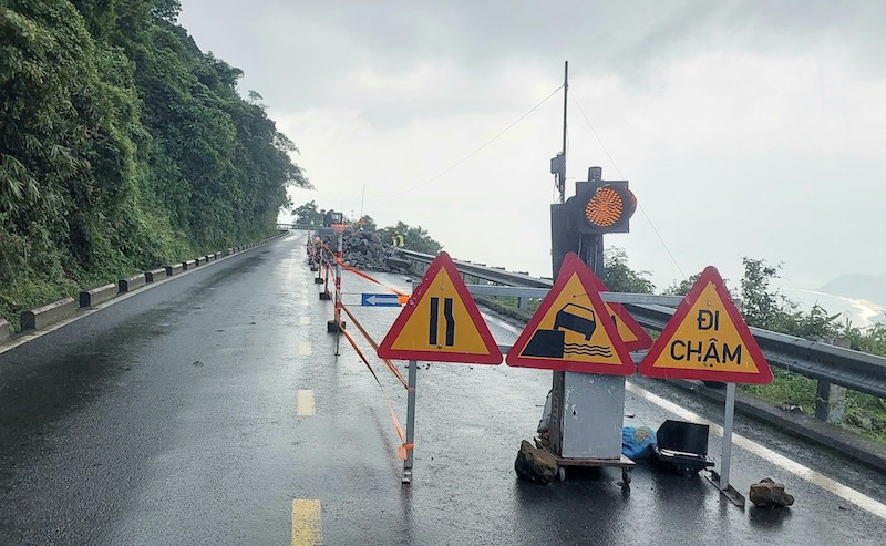 Đơn vị thi công giăng dây, cắm biển cảnh báo để phương tiện qua lại an toàn. (Ảnh: V.N)