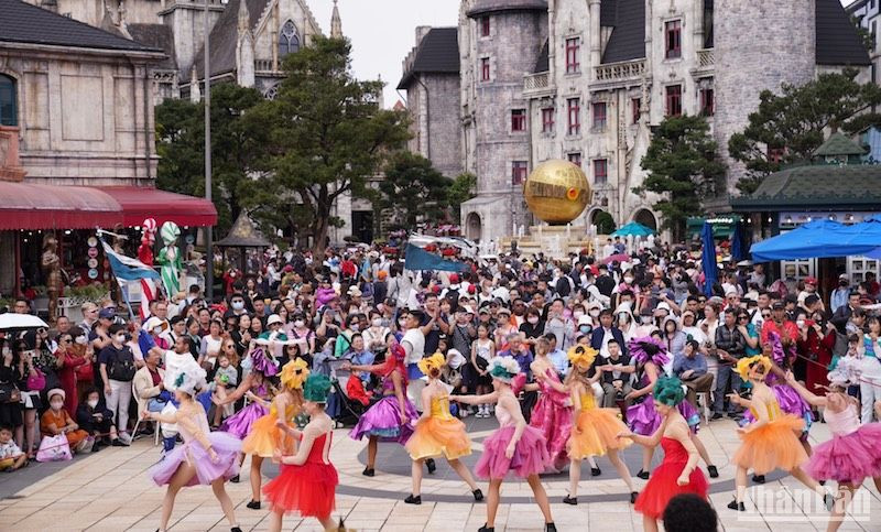 Du khách trải nghiệm nhiều sản phẩm du lịch hấp dẫn tại Khu du lịch Sun World Ba Na Hills.