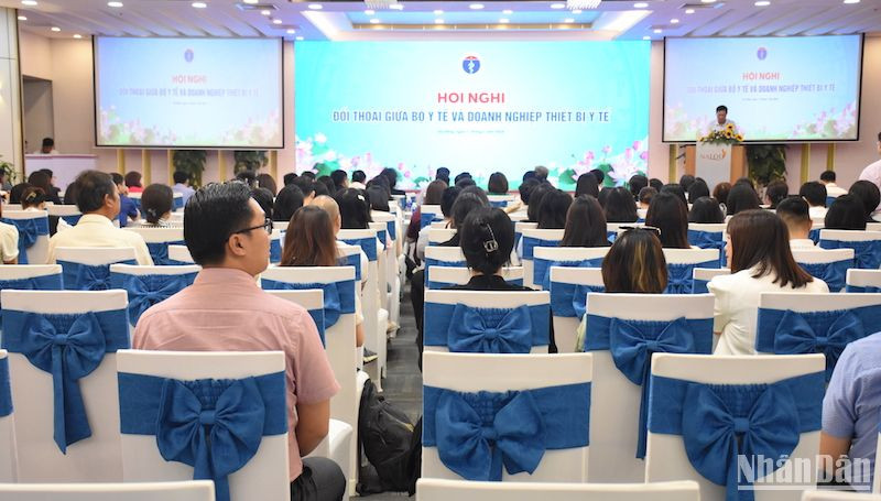 Quang cảnh hội nghị Đối thoại giữa Bộ Y tế và các doanh nghiệp thiết bị y tế năm 2024. Ảnh: ANH ĐÀO.