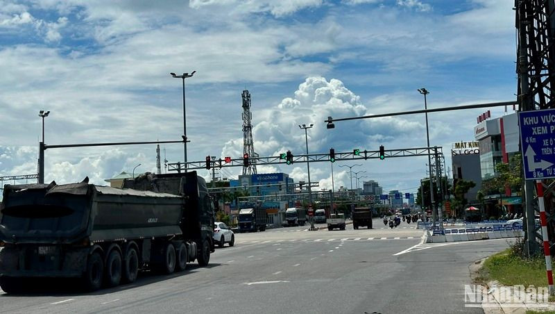 Các phương tiện xe ô-tô tải thuộc đối tượng tạm dừng hoạt động trong 4 ngày diễn ra kỳ thi tốt nghiệp THPT năm 2024 tại Đà Nẵng cần lưu ý thời gian theo quy định. Ảnh chụp trưa ngày 25/6. (Ảnh: ANH ĐÀO)