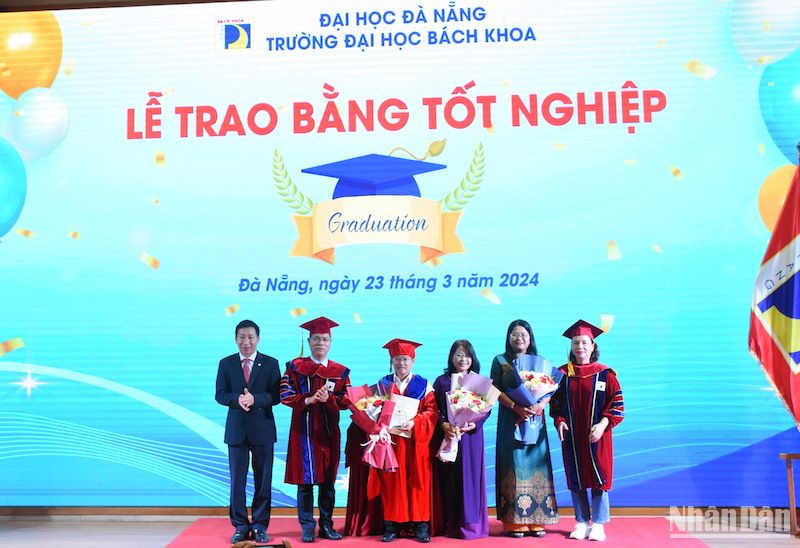 PGS, TS Lê Thành Bắc, Phó Giám đốc Đại học Đà Nẵng và lãnh đạo trường Đại học Bách Khoa trao bằng cho tân Tiến sĩ Đặng Thanh Long, Ngành Công nghệ sinh học, Khoa Hóa. (Ảnh: ANH ĐÀO)