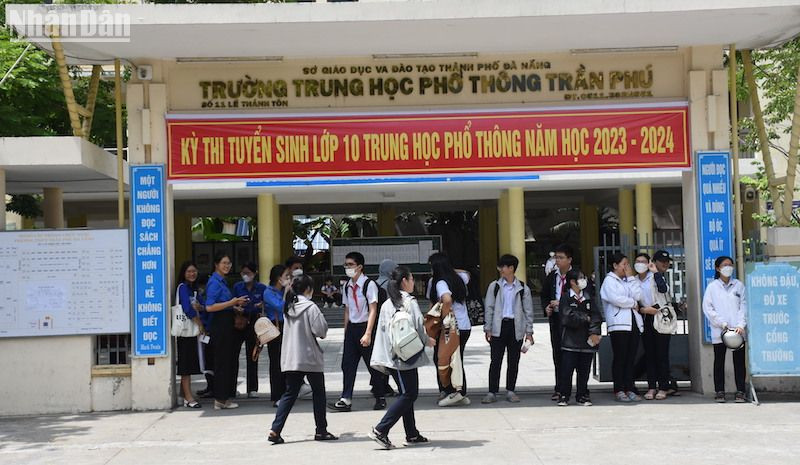 Các thí sinh đến học quy chế thi tại điểm thi trường THPT Trần Phú, quận Hải Châu. (Ảnh: ANH ĐÀO)
