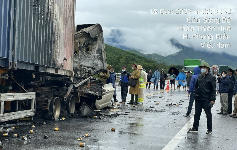 Cơ quan chức năng điều tra nguyên nhân vụ tai nạn, ảnh Công an cung cấp.