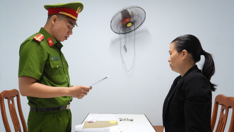 Phòng Cảnh sát hình sự, Công an thành phố Đà Nẵng tống đạt quyết định khởi tố bị can, bắt tạm giam đối với Nguyễn Thị Như Rin. (Ảnh: Công an cung cấp)