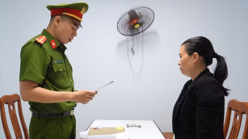 Phòng Cảnh sát hình sự, Công an thành phố Đà Nẵng tống đạt quyết định khởi tố bị can, bắt tạm giam đối với Nguyễn Thị Như Rin. (Ảnh: Công an cung cấp)