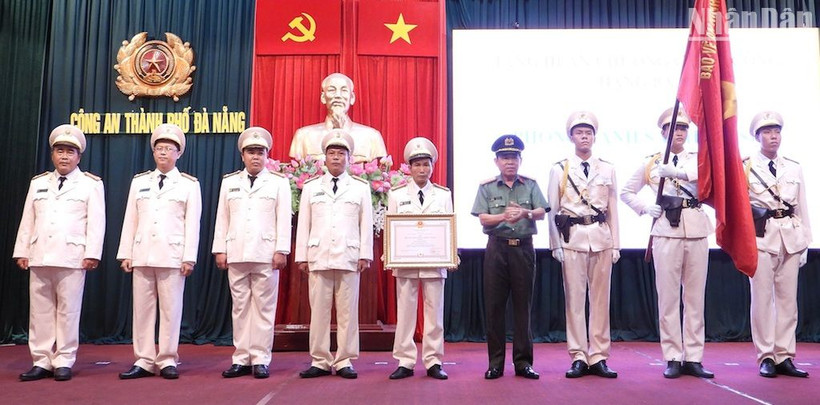 Thừa ủy quyền của Chủ tịch nước, Đại tá Trần Đình Liên, Phó Giám đốc Công an thành phố Đà Nẵng trao Huân chương Chiến công hạng Ba cho Phòng Cảnh sát hình sự. (Ảnh: ANH ĐÀO)