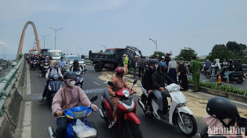 Hiện trường vụ tai nạn. (Ảnh: LÊ SỸ)