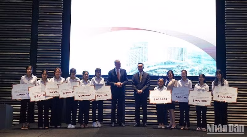 Các sinh viên nhận học bổng tại chương trình. 