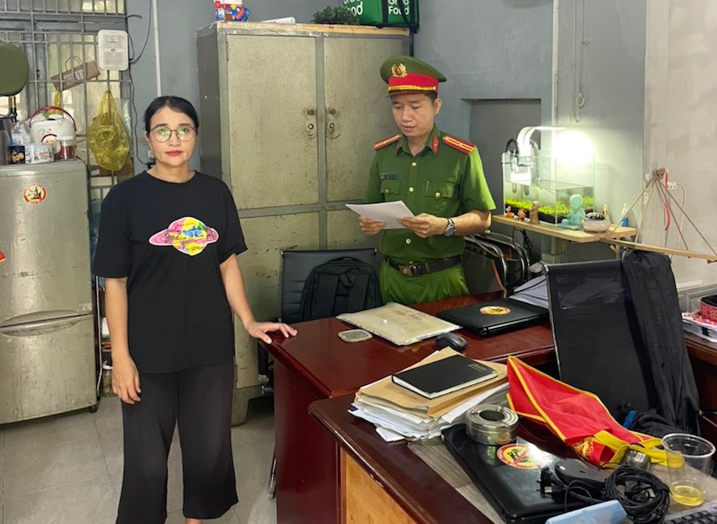 Cơ quan Cảnh sát điều tra Công an thành phố Đà Nẵng tống đạt các quyết định khởi tố bị can, thực hiện lệnh bắt bị can để tạm giam đối với Nguyễn Thị Thúy Kiều. (Ảnh: Công an cung cấp)