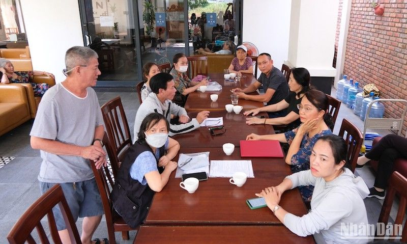 Khách hàng phản ứng việc Viện dưỡng lão S-Merciful Đà Nẵng đột ngột ngừng hoạt động. (Ảnh: ANH ĐÀO)