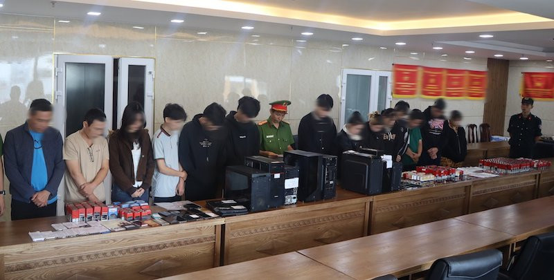 Các đối tượng trong đường dây mua bán trái phép hoá đơn đỏ bị bắt, ảnh Công an cung cấp