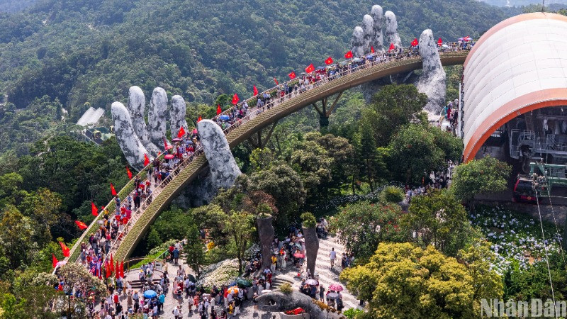 Khu du lịch Sun World Bà Nà Hills đón lượng khách rất lớn trong 5 ngày cao điểm lễ 30/4,1/5. (Ảnh: ANH ĐÀO)