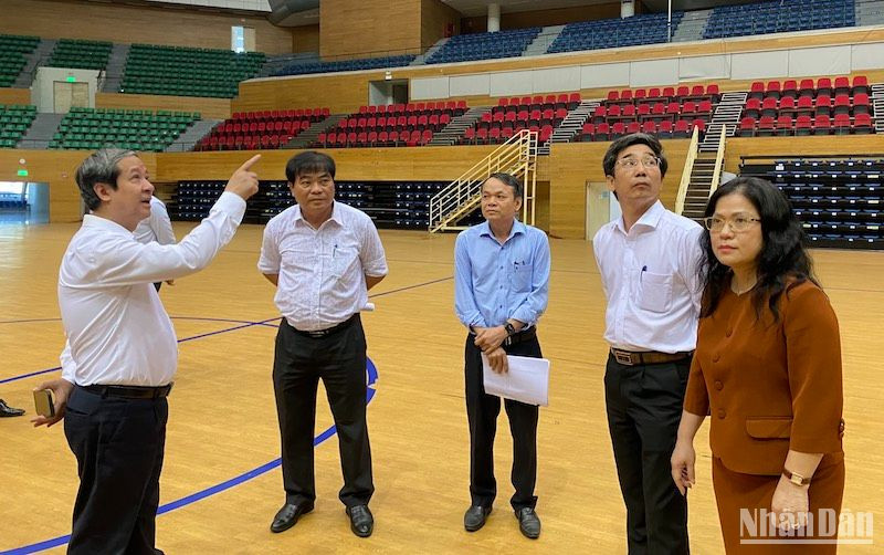 Bộ trưởng Giáo dục và Đào tạo Nguyễn Kim Sơn và đoàn công tác kiểm tra cơ sở vật chất tại Cung thể thao Tiên Sơn, sáng 22/3. (Ảnh: ANH ĐÀO)