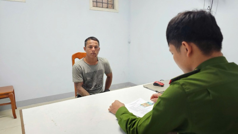 Đối tượng Nguyễn Tuấn Đạt bị bắt giữ ngay sau khi gây án. (Ảnh: Công an cung cấp)