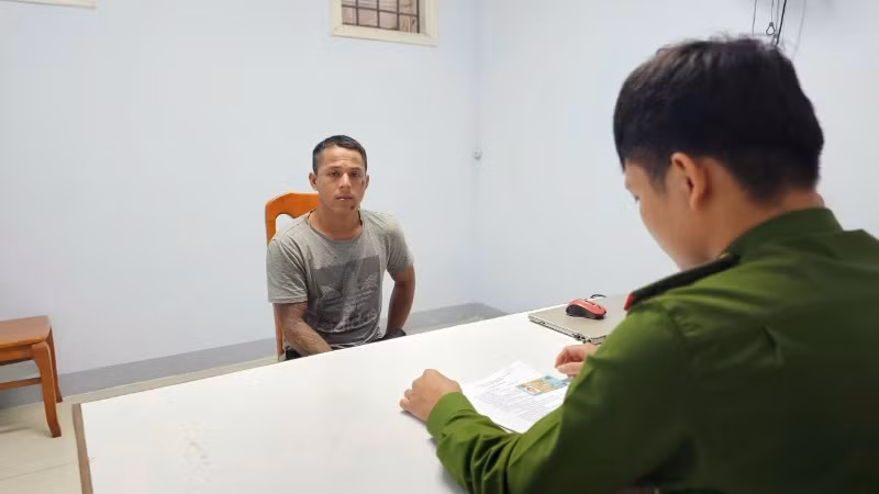 Đối tượng Nguyễn Tuấn Đạt bị bắt giữ ngay sau khi gây án. (Ảnh: Công an cung cấp)