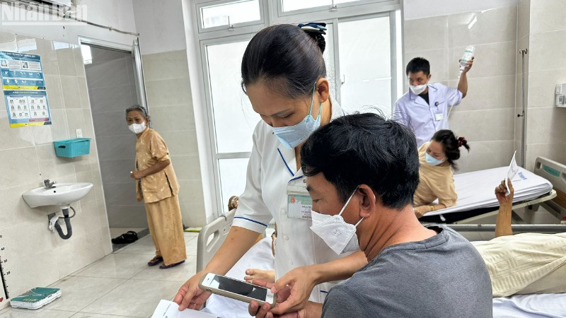 Đà Nẵng khuyến cáo người dân chủ động phòng, chống dịch bệnh Covid-19, thường xuyên đeo khẩu trang, theo dõi sức khỏe. (Ảnh: ANH ĐÀO)
