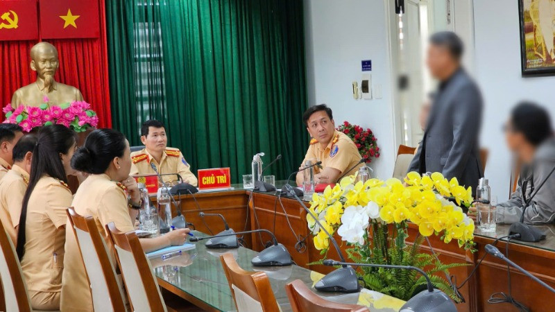 Phòng Cảnh sát giao thông Công an Đà Nẵng làm việc với chủ của dàn siêu xe vượt đèn đỏ tại trung tâm thành phố Đà Nẵng. (Ảnh: HB)
