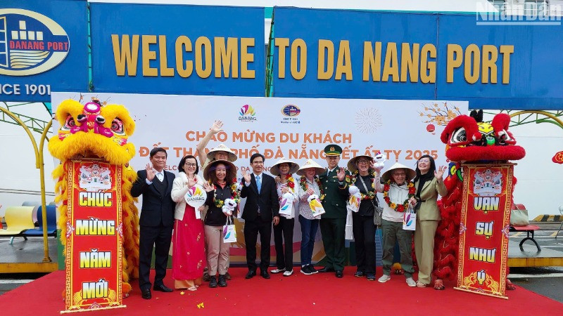 800 du khách tàu biển đến du xuân Đà Nẵng ngày Mùng 1 Tết Nguyên đán Ất Tỵ 2025. (Ảnh: ANH ĐÀO)