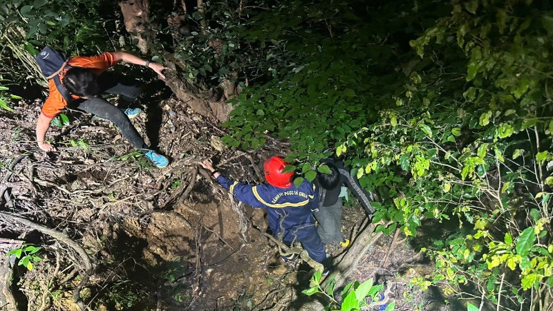 Cảnh sát phòng cháy chữa cháy và cứu nạn cứu hộ Công an thành phố Đà Nẵng tiếp cận khu vực hai du khách bị nạn. (Ảnh: Công an cung cấp)