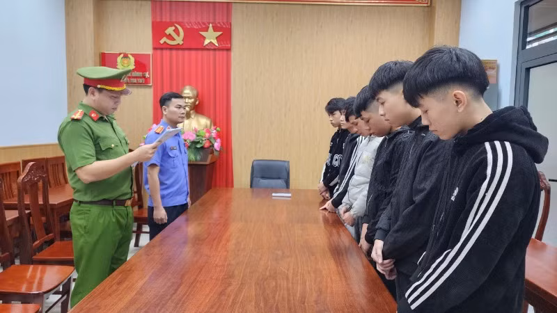 Cơ quan điều tra đọc lệnh khởi tố, bắt tạm giam nhóm đối tượng. (Ảnh: Công an cung cấp)