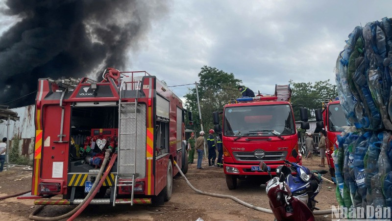 Lực lượng chức năng tiếp cận hiện trường, triển khai các phương án dập lửa. (Ảnh: ANH ĐÀO)