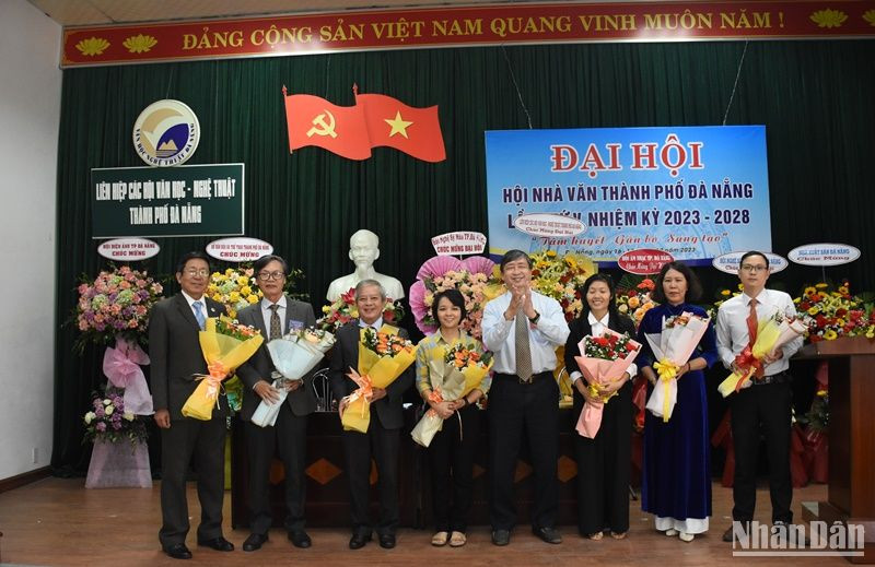 Ban chấp hành Hội Nhà văn Đà Nẵng khóa V ra mắt tại Đại hội. (Ảnh: ANH ĐÀO)