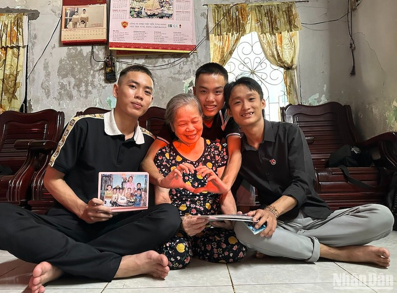 Trong ngôi nhà nhỏ nằm sâu trong hẻm đường Đinh Tiên Hoàng, gia tài lớn nhất của bà Nguyễn Thị Thí là 3 đứa cháu ngoại Hiền Nhân, Hiền Nhơn, Hiền Phúc. Ảnh: ANH ĐÀO