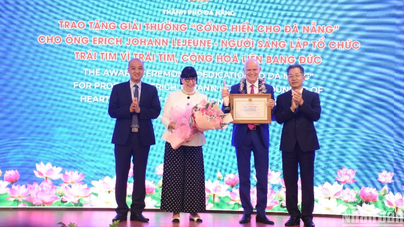 Đồng chí Nguyễn Văn Quảng, Ủy viên Trung ương Đảng, Bí thư Thành ủy, Trưởng Đoàn đại biểu Quốc hội thành phố Đà Nẵng, trao Giải thưởng “Cống hiến cho Đà Nẵng" tặng Giáo sư Erich Johann Lejeune. (Ảnh: ANH ĐÀO)