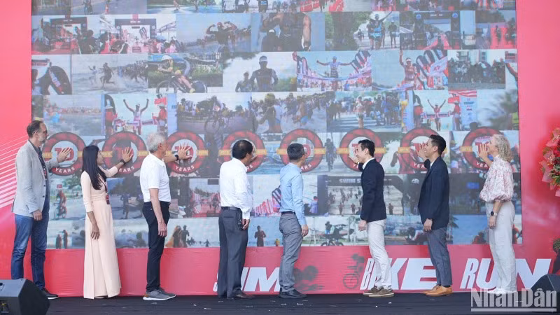 Ban tổ chức ấn nút khai mạc sự kiện thể thao đỉnh cao Ironman 70.3 Đà Nẵng 2025. (Ảnh: ANH ĐÀO)