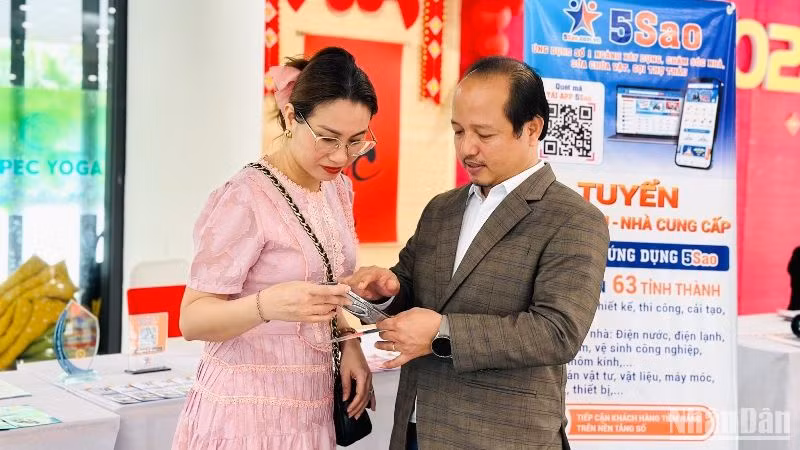 Người dân tìm hiểu ứng dụng tiện ích 5 Sao tại Ngày hội Chuyển đổi số quận Hải Châu năm 2024. (Ảnh: ANH ĐÀO)