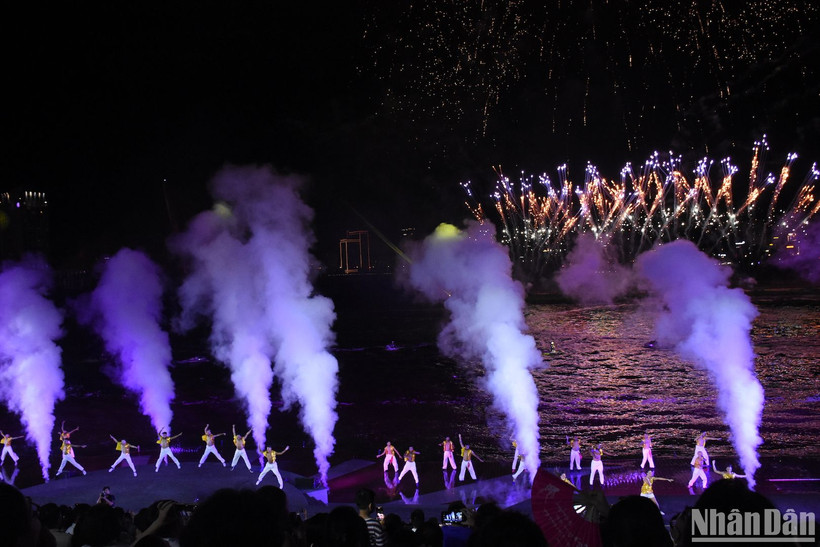 Du lịch đêm Đà Nẵng có thêm điểm nhấn “Symphony of River- Bản giao hưởng bên sông. (Ảnh: ANH ĐÀO) 
