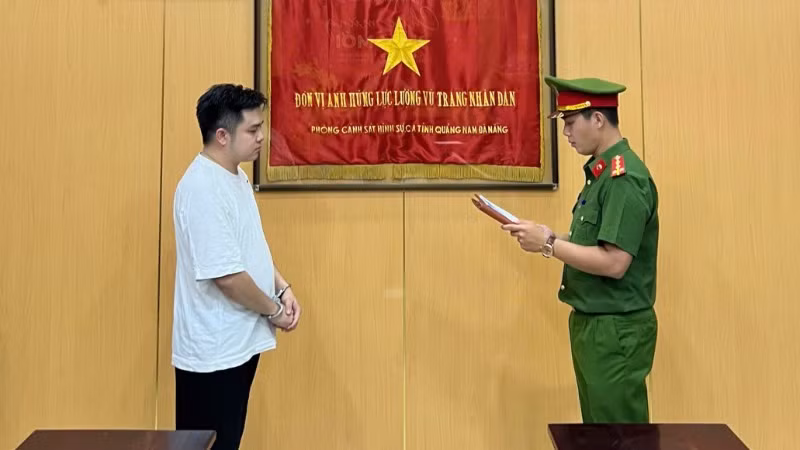 Cơ quan Cảnh sát điều tra Công an thành phố Đà Nẵng tống đạt các quyết định đối với Nguyễn Văn Thành. (Ảnh: Công an cung cấp)