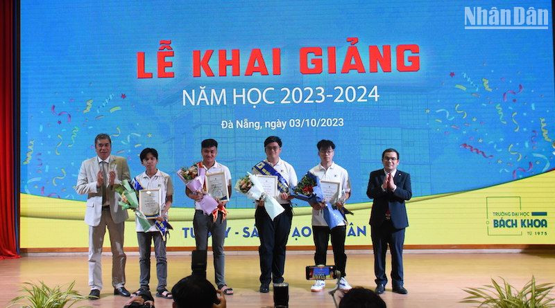 Tuyên dương khen thưởng sinh viên thủ khoa toàn trường và tuyển thẳng năm học 2023-2024. (Ảnh: ANH ĐÀO)
