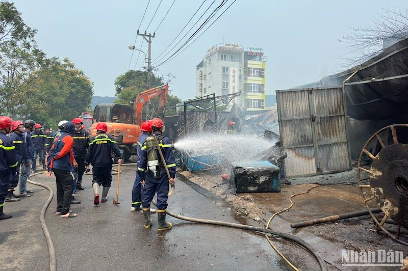 Lực lượng chức năng nỗ lực khống chế ngọn lửa. (Ảnh: ANH ĐÀO)