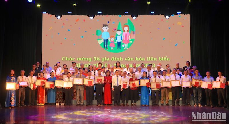 Thành phố Đà Nẵng tuyên dương 56 Gia đình văn hóa tiêu biểu năm 2023. (Ảnh: ANH ĐÀO)