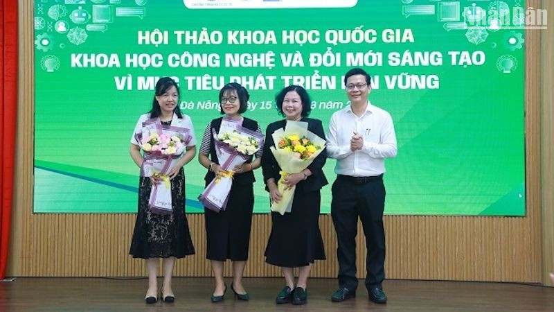 Ban tổ chức tặng hoa cảm ơn các diễn giả trình bày tham luận chính tại hội thảo. (Ảnh: ANH ĐÀO)