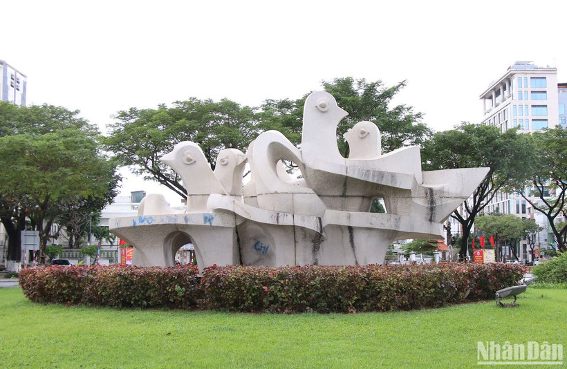 Tượng Đất lành chim đậu của nhà điêu khắc Phạm Văn Hạng, đặt tại khu vực công viên đường Trần Phú-Đống Đa- Như Nguyệt bị vẽ bậy. 