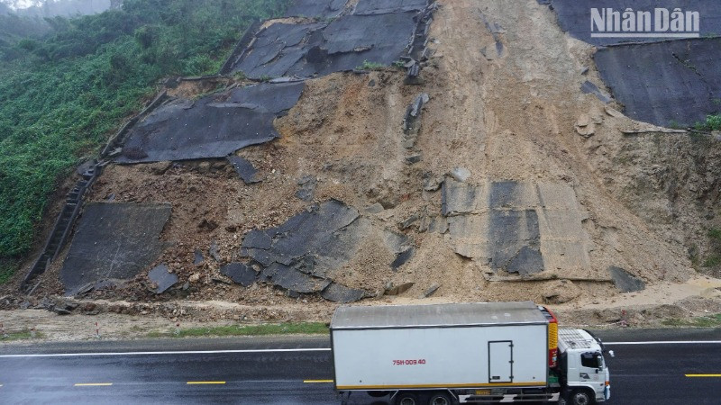 Mưa lớn do bão số 6 vừa qua đã gây sạt lở nghiêm trọng tại một số điểm trên đường Hồ Chí Minh đoạn La Sơn-Hòa Liên. (Ảnh: ANH ĐÀO)