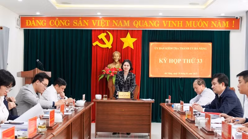 Đồng chí Lê Thị Mỹ Hạnh, Ủy viên Ban Thường vụ Thành ủy, Chủ nhiệm Ủy ban Kiểm tra Thành ủy Đà Nẵng chủ trì kỳ họp. (Ảnh: Ủy viên Ban Thường vụ Thành ủy Đà Nẵng)