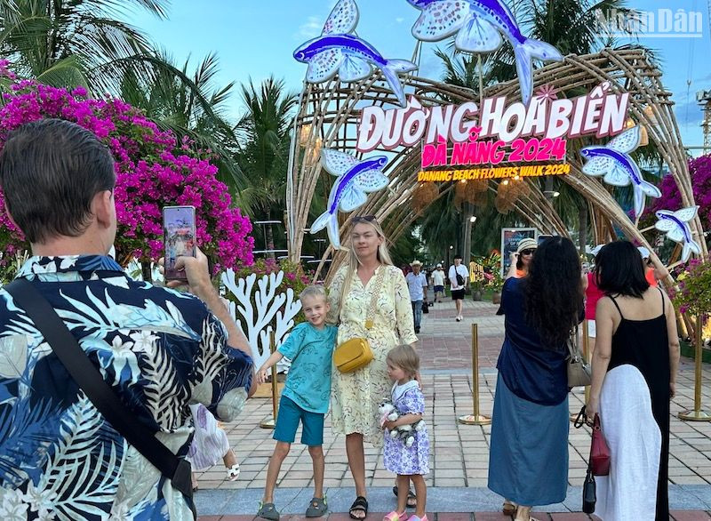 Người dân, du khách check-in tại Đường hoa biển Đà Nẵng, chiều 5/7. (Ảnh: ANH ĐÀO)
