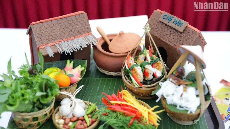 Các đầu bếp đã mang đến cho cuộc thi những món ăn đặc sản vùng miền, được trình bày đẹp mắt. (Ảnh: ANH ĐÀO)